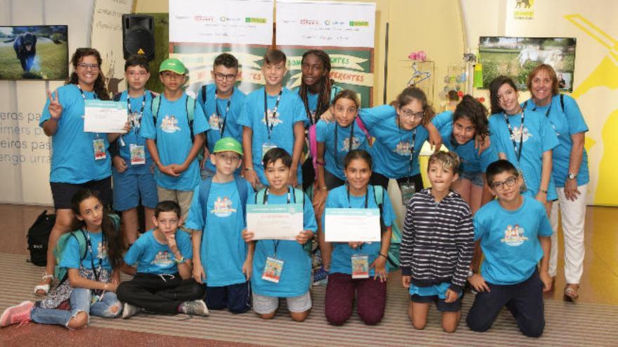 Grupo de escolares canarios ganadores del premio de la ONCE.