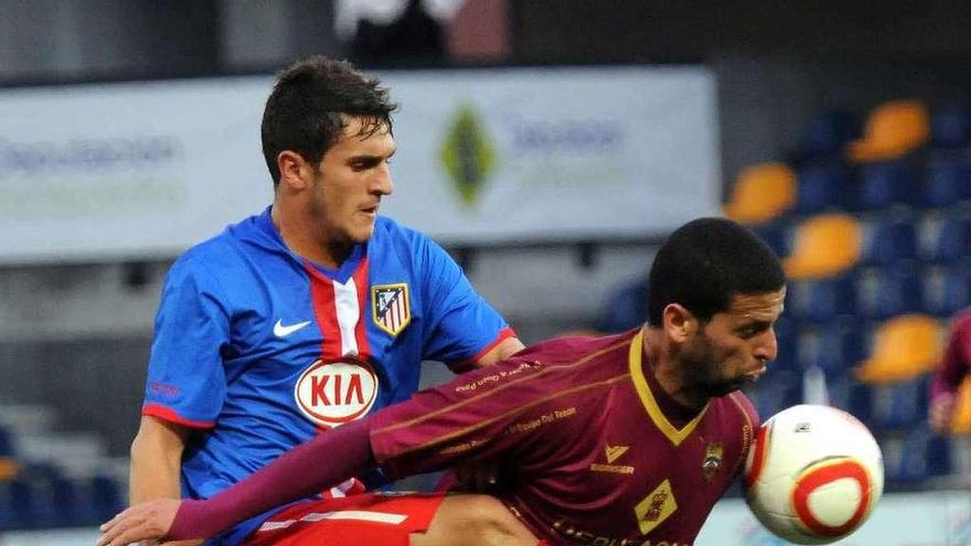 El ex granate Ígor pugnando con un balón con el jugador del Atlético B, Koke Resurrección. // R. Vázquez