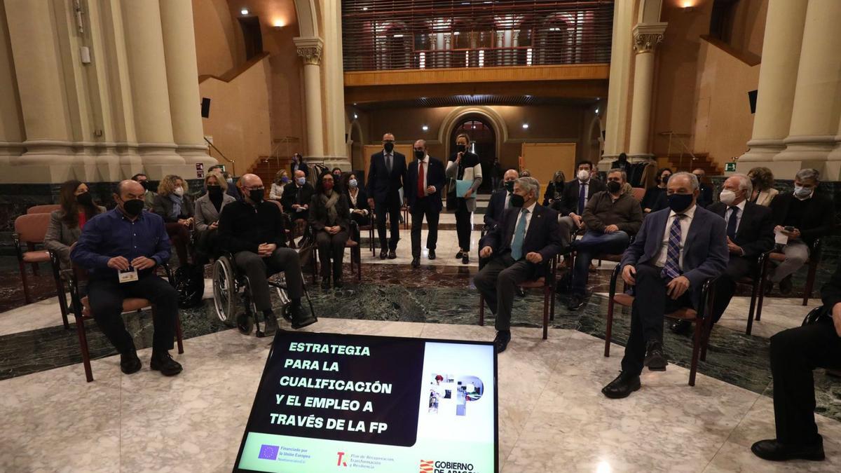 El presidente Javier Lambán y los consejeros Marta Gastón y Felipe Faci, a su llegada ayer a la sala de Columnas del Pignatelli | ANDREEA VORNICU