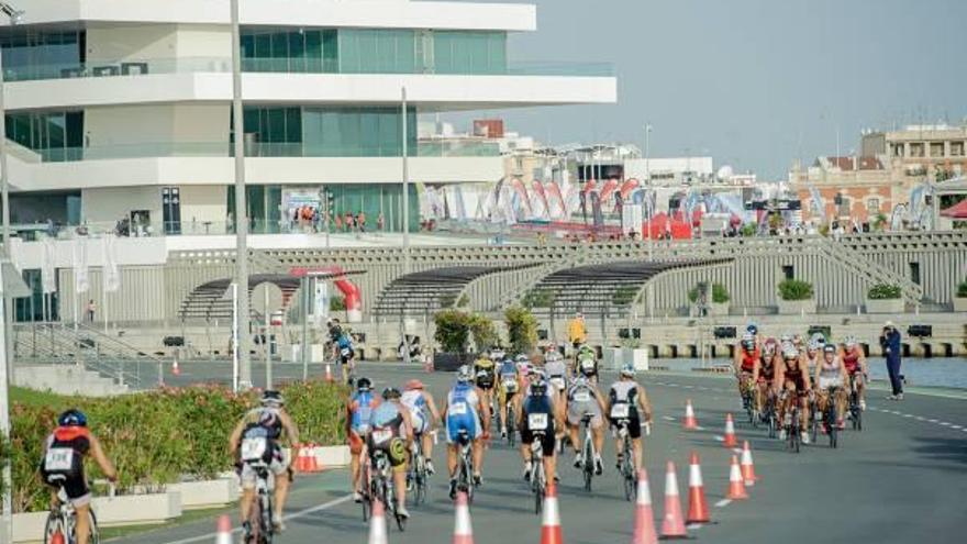 Los triatletas pedalean junto al Veles e Vents durante el Toro Loco Triatlón del domingo.