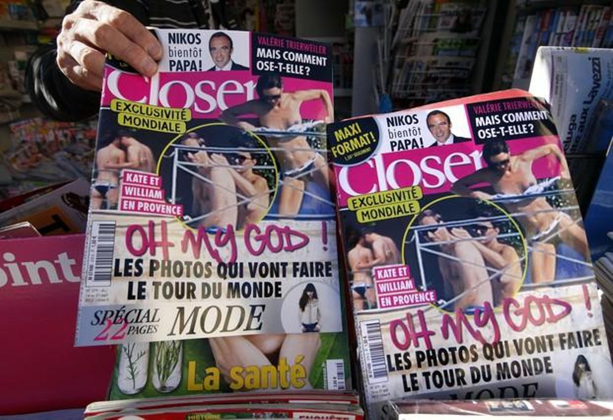 Un quiosc de Niça ple d’exemplars de ’Closer’.