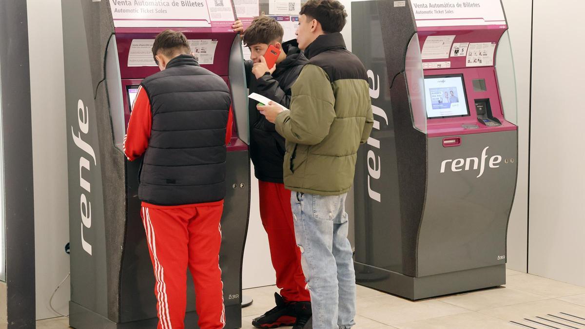 Jóvenes ante las máquinas de autoventa de Renfe en la estación de Vigo-Urzáiz.