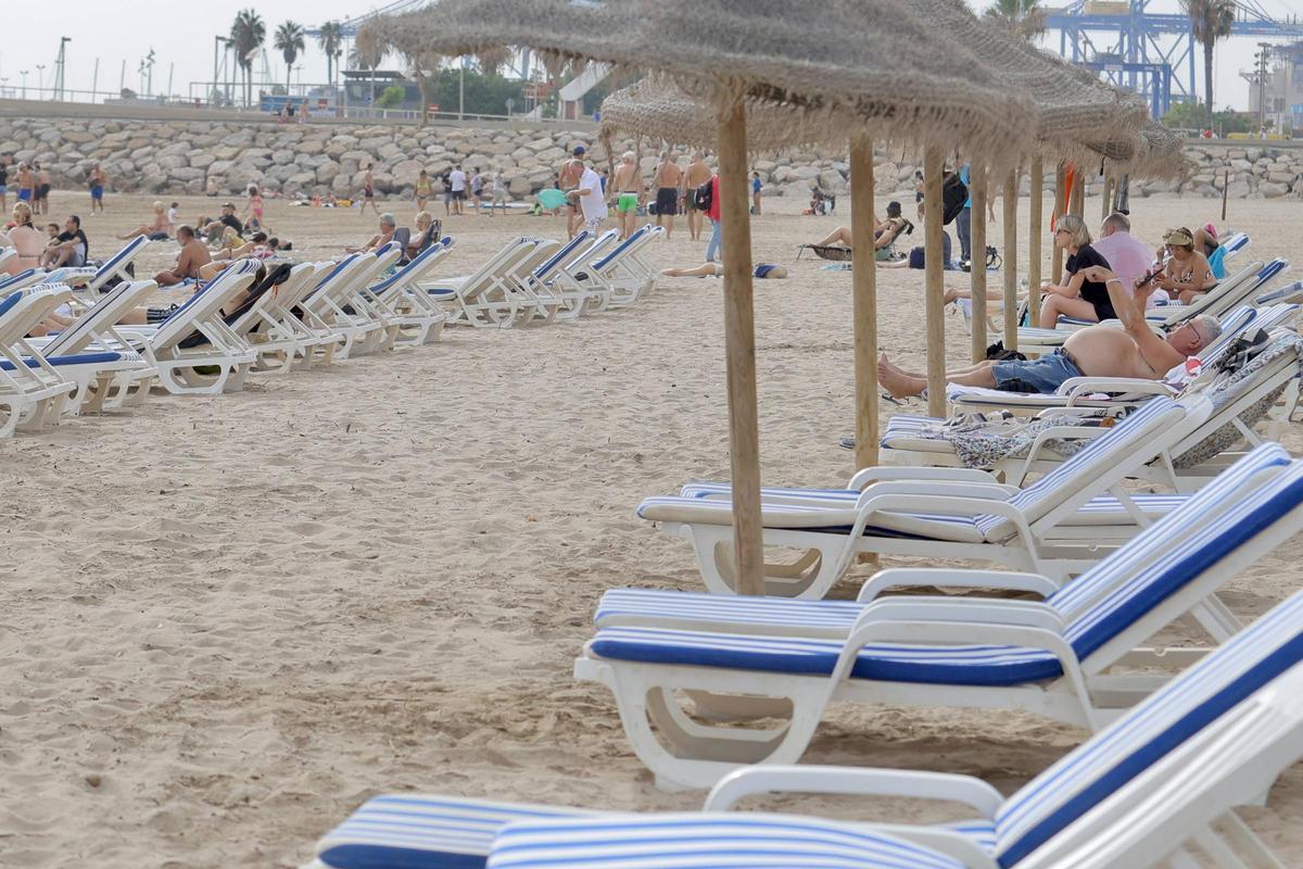 Gran ambiente en las playas de València, pese a las nubes