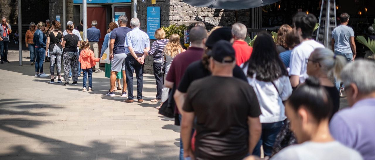 Votantes en un colegio electoral de Santa Cruz de Tenerife