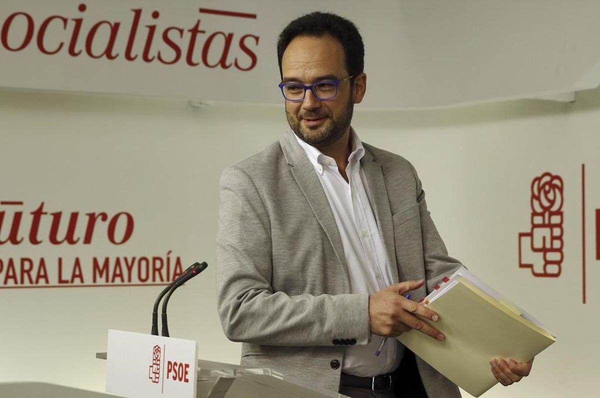 Antonio Hernando, actual director adjunto de Gabinete en la Moncloa, cuando era portavoz socialista en el Congreso, el 20 de febrero de 2016 en Ferraz.