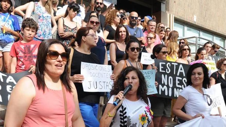 Decenas de opositores se manifiestan en las puertas de la Consejería de Educación para exigir que les dejen ver sus exámenes.