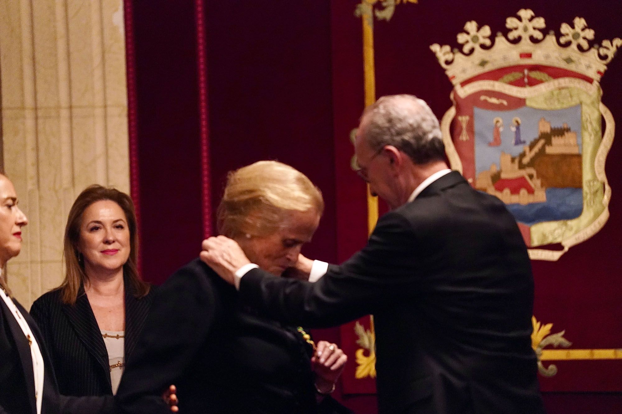 María Victoria Atencia recibe la medalla de la ciudad y el título de Hija Predilecta de Málaga.