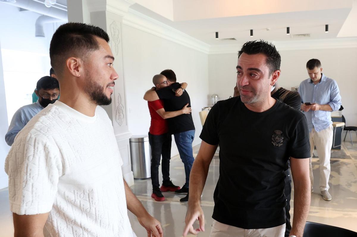 Xavi, emocionado, en su despedida de la plantilla del Al Sadd.