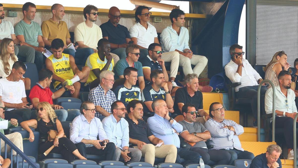 El presidente del Villarreal, Fernando Roig, y el consejero delegado del Submarino, Fernando Roig Negueroles, han encabezado el palco de autoridades.
