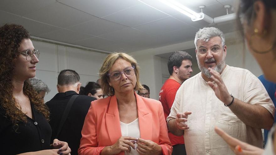 Montse Bassa, que continuarà com a diputada, i Jordi Martí, que deixarà de ser senador, a la seu electoral d’ERC diumenge a la nit.