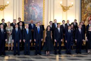 La primera foto de família de la cimera de l’OTAN