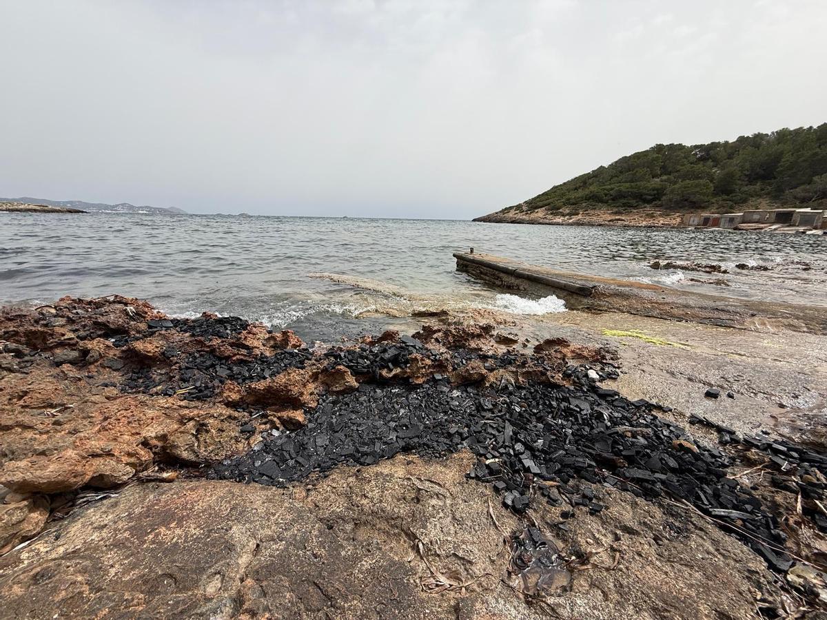 Galería: restos del yate incendiado en Ibiza