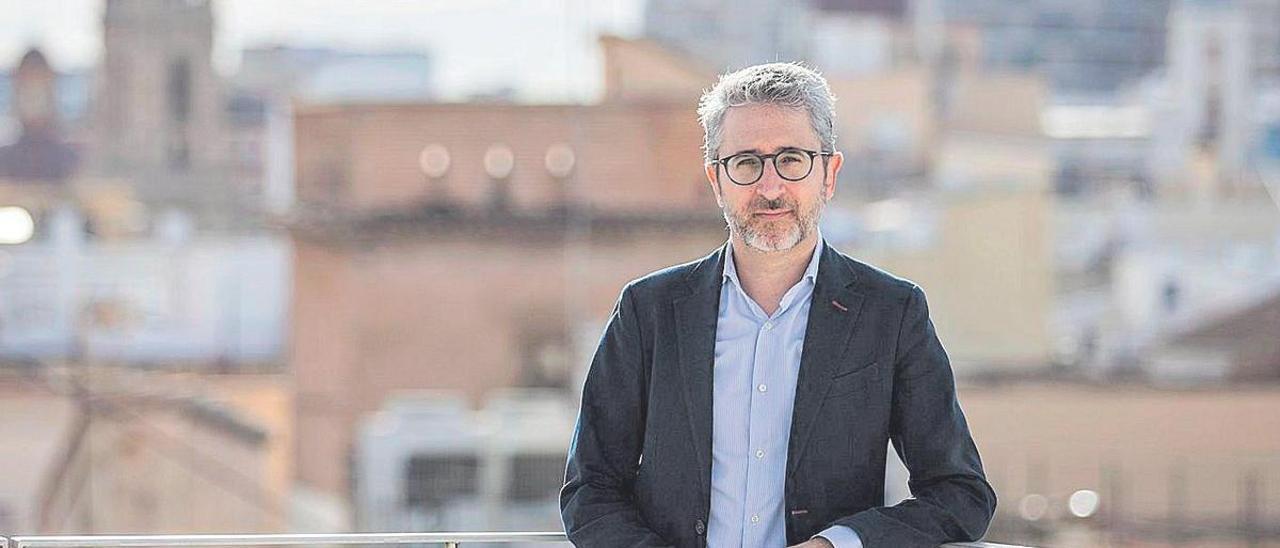 El conseller de Hacienda, Arcadi España, en la terraza de la sede de la conselleria.