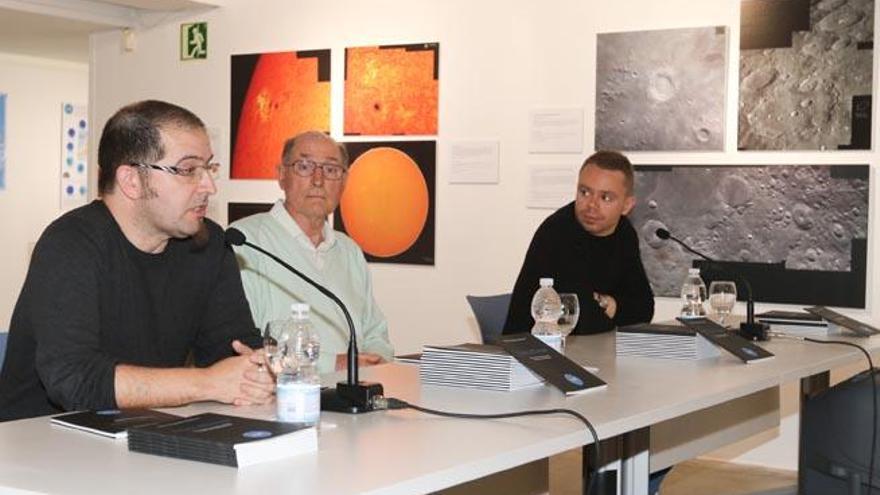 El acto de presentación del libro tuvo lugar en la sala donde mañana concluye la exposición de fotos astronómicas.