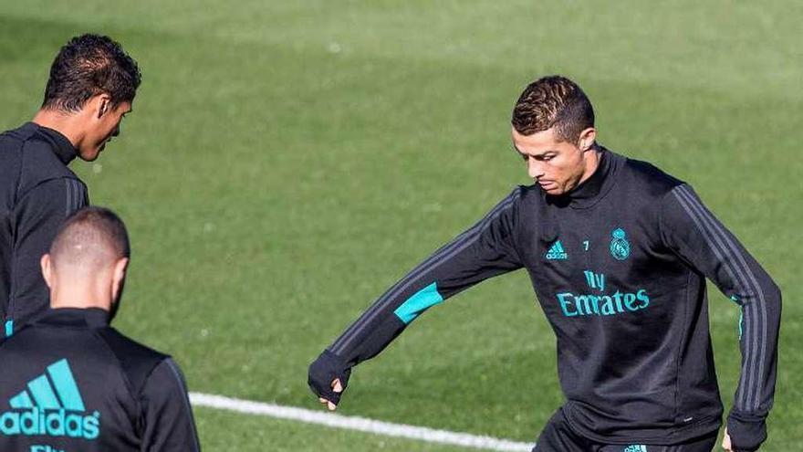 Ronaldo golpea el cuero en presencia de Varane y Benzema.