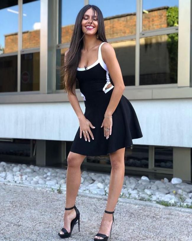 Cristina Pedroche posando con vestido blanco y negro