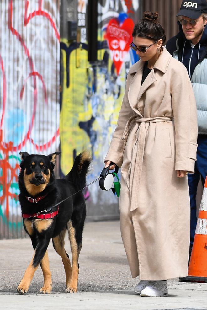 Emily Ratajkowski ha combinado un chándal con el abrigo largo color beige más versátil y elegante del pasado invierno