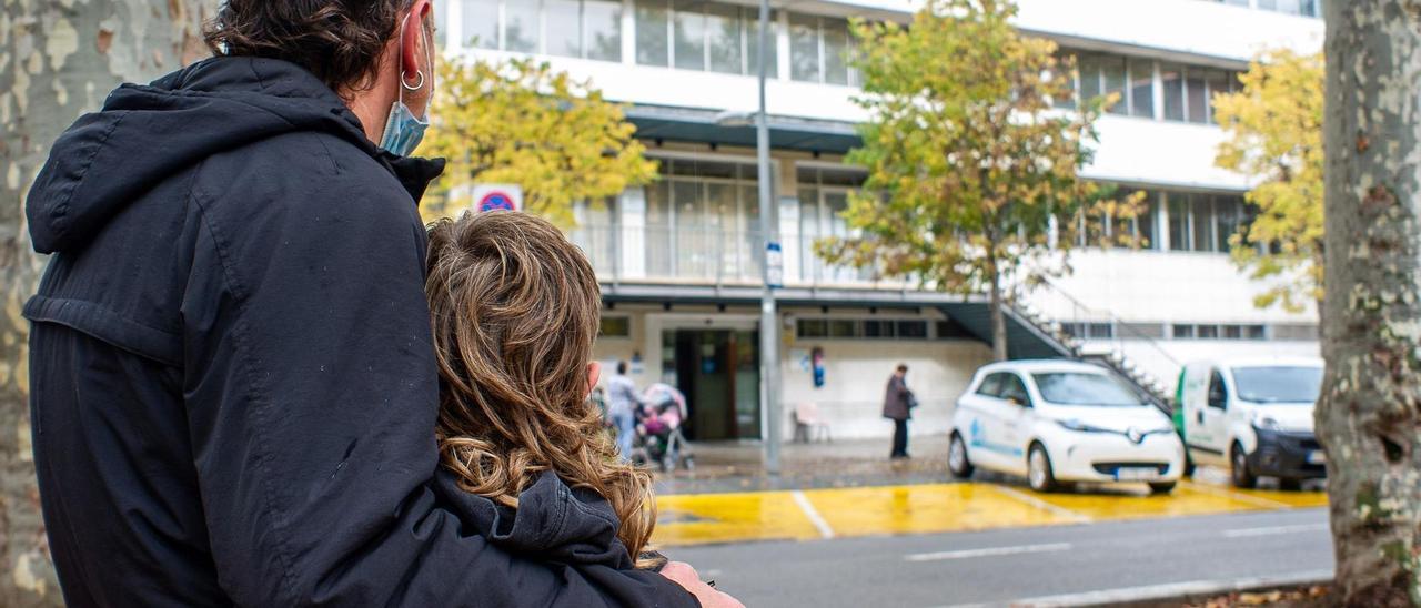 Joan F. y su hijo, frente al CAP Norte de Vic, este viernes, donde fue atendida la mujer fallecida.