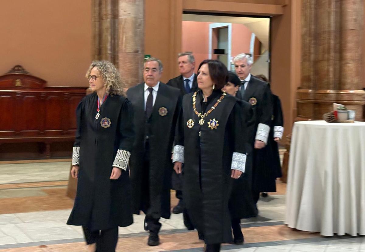 La Fiscal General del Estado, Teresa Peramato (derecha), y la presidenta del Tribunal Superior de Justicia de Catalunya (TSJC), Mercè Caso (izquierda), en el acto de jura de los nuevos fiscales destinados en Catalunya, en el Palau de Justícia este viernes