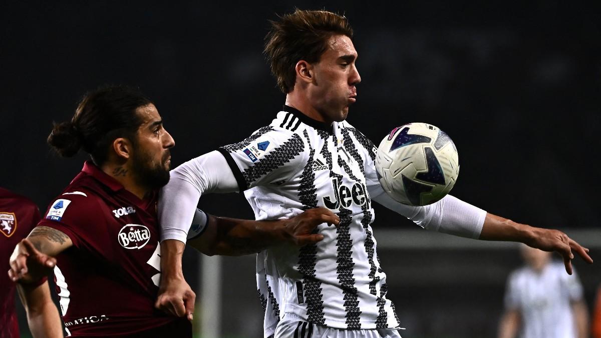 Dusan Vlahovic protege el balón frente a Ricardo Rodríguez durante el partido Torino - Juventus
