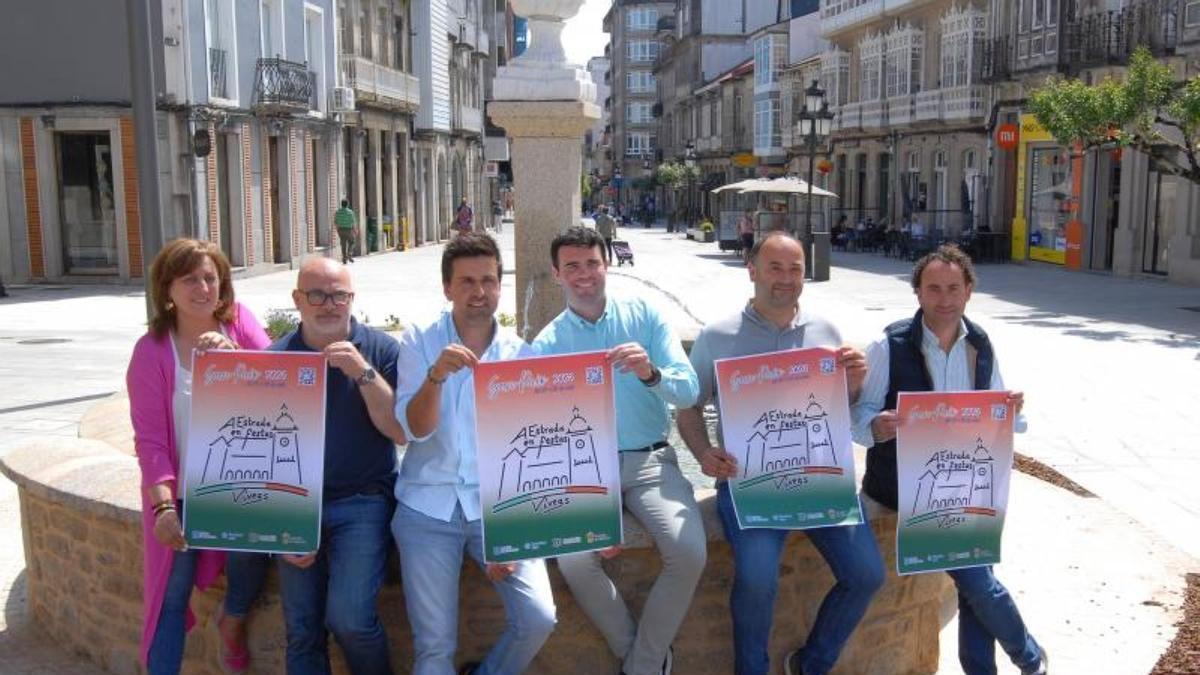 A comisión de festas e parte do equipo de goberno local durante a presentación.