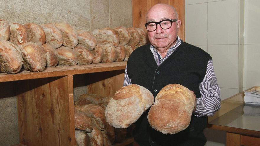 Veinte años después de llevar el pan de Cea a Europa, Carlos Manuel cede el testigo