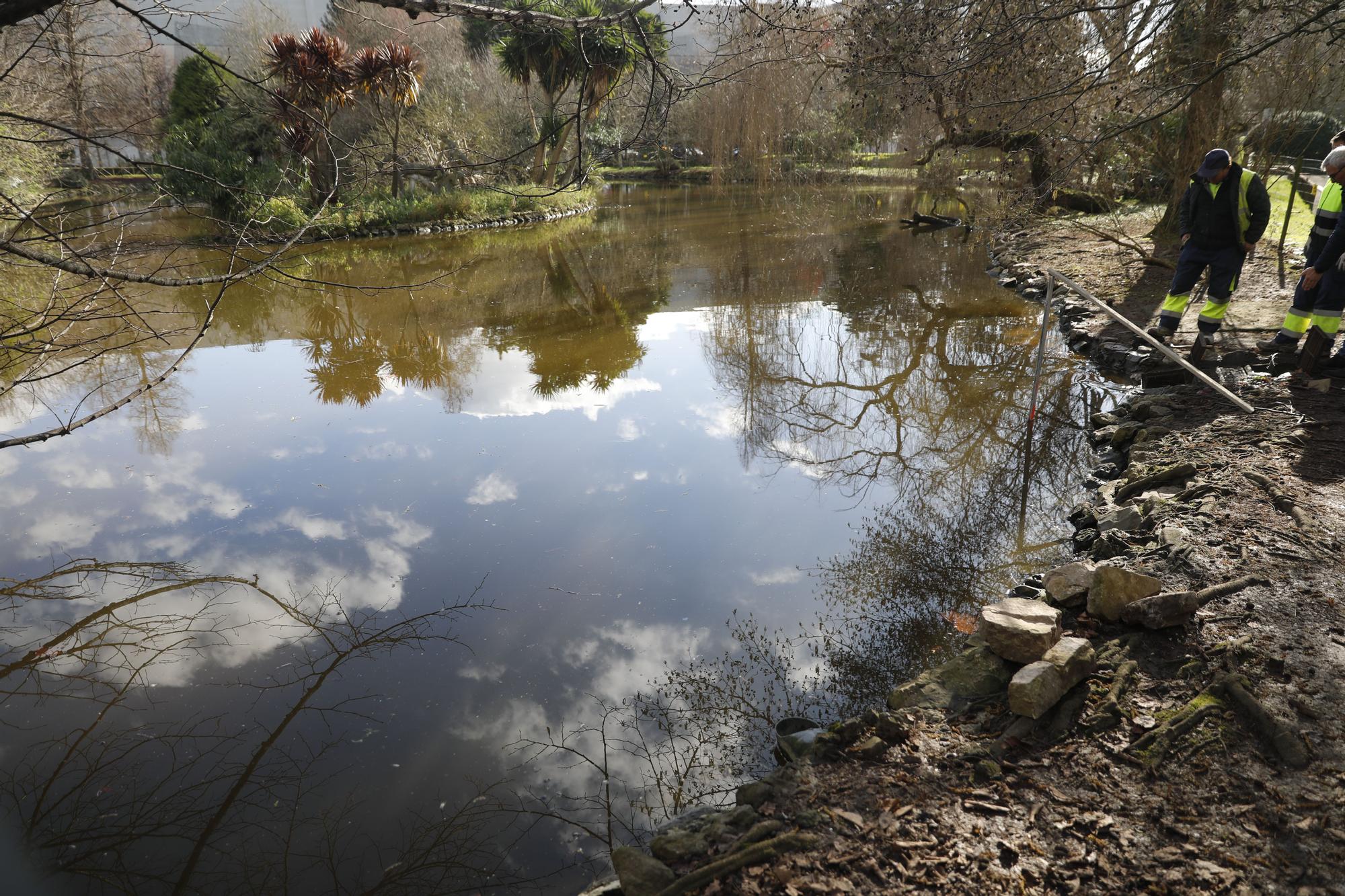 En imágenes: Comienza el dragado de los estanques del parque de Isabel la Católica