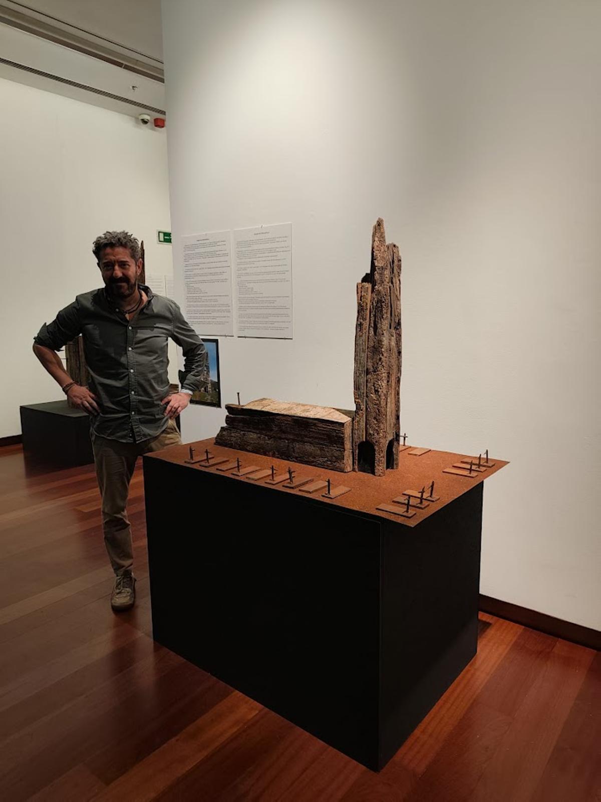 Kike Ortega, en la exposición «O camiño das bateas», que puede visitarse hasta el 10 de abril.