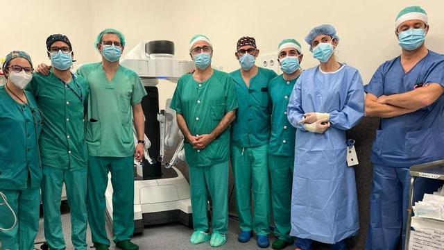 Por la izquierda, Silvia Pereiro, Javier Fuente, Roberto Ballesteros, Jesús Fernández, Jorge García, Mateo Hevia, Gema García y Sergio Pérez Holanda, ayer, en el quirófano del HUCA.