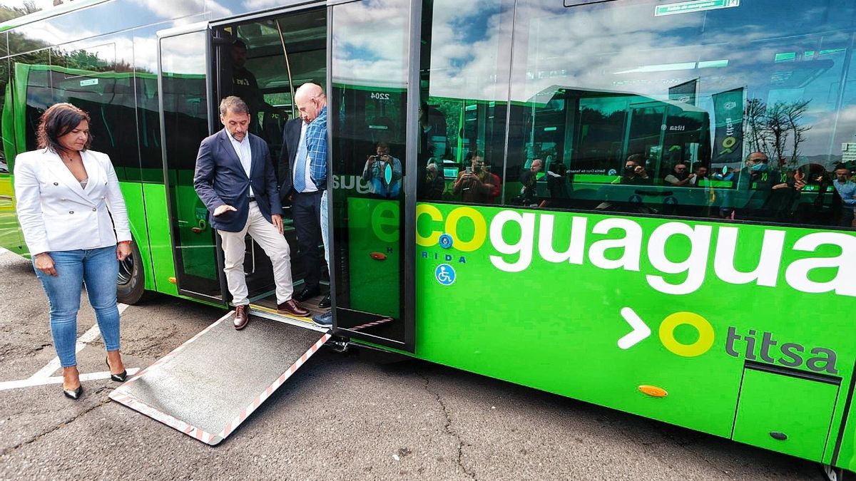 El alcalde y la concejala de Seguridad, en la presentación de nuevas guaguas en el pasado.