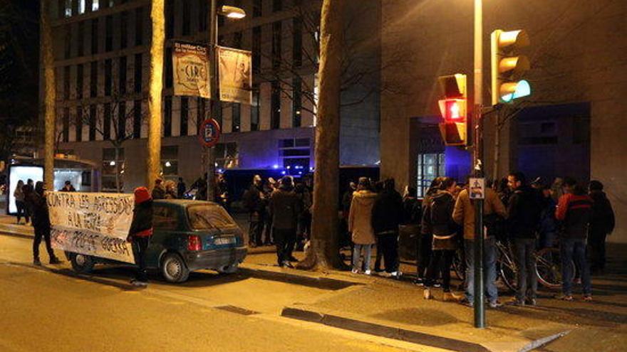 Protesta davant dels jutjats de Girona en contra del judici de la MAT d&#039;aquest dilluns