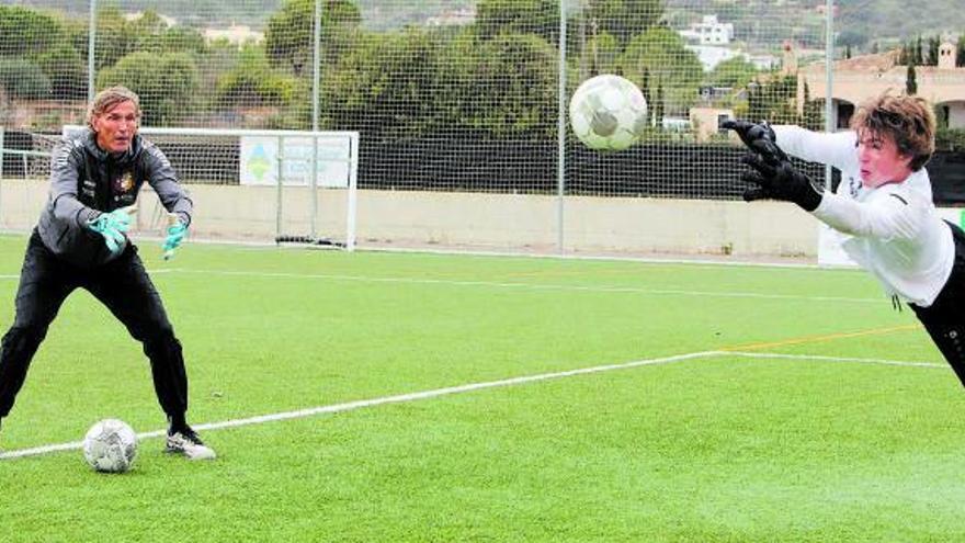 Der 17-jährige US-Amerikaner Finn Fenske will es in die Bundesliga schaffen. Dabei soll Trainer Holger Gehrke helfen.  | FOTO: NELE BENDGENS