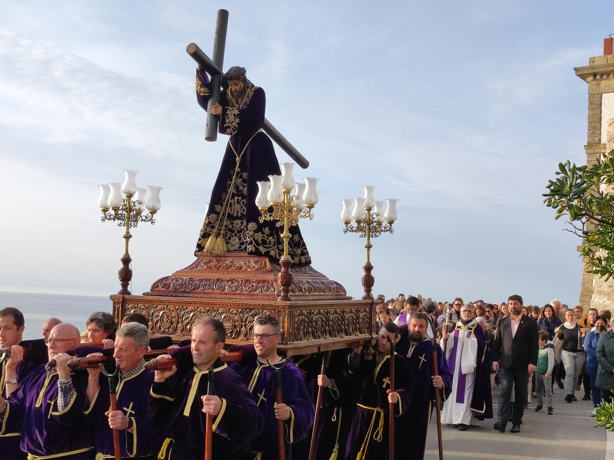 Así fue la procesión de bajada que abre la Semana Santa de Luarca