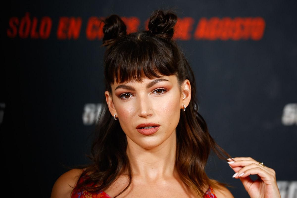 Úrsula Corberó, con semirrecogido con dos moños, en la presentación de 'Snake Eyes'