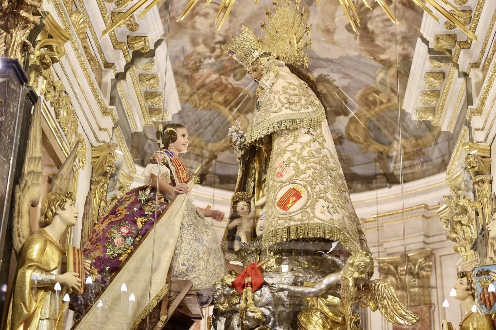 La visita a la Basílica completa la fiesta de la Exaltación en las Fallas 2023