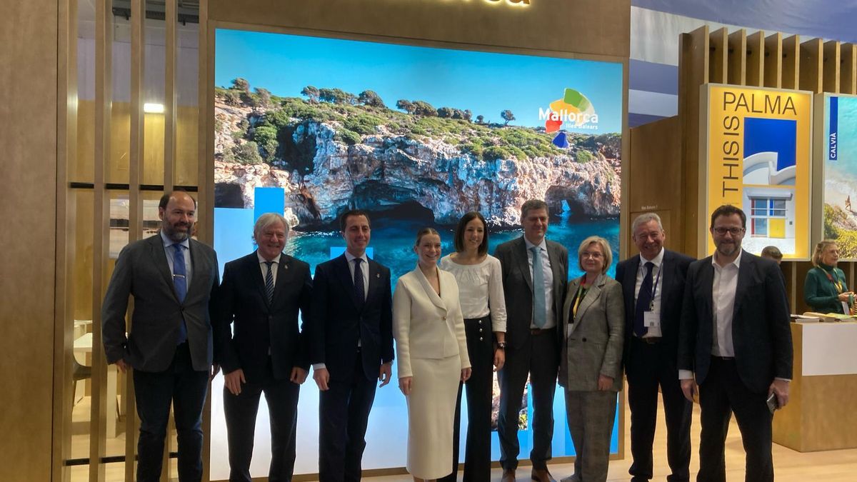Marga Prohens (Mi.) mit Vertretern der mallorquinischen Politik bei der ITB.