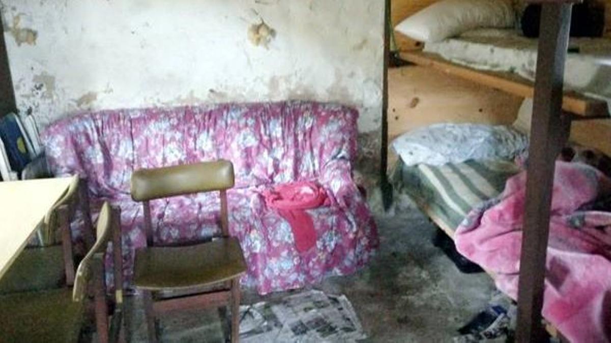 Interior de la cabaña donde fue alojada la pareja, en una zona aislada del municipio de Los Corrales de Buelna.
