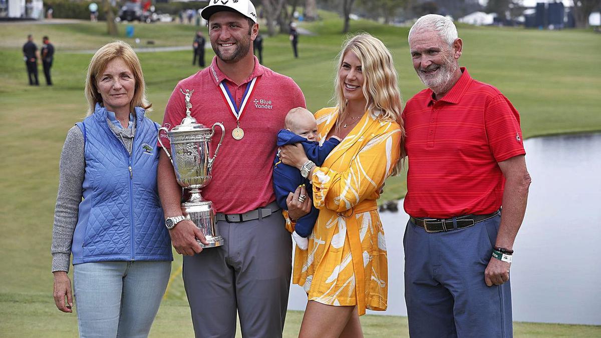 Jon Rahm posa junto a su familia tras conquistar el US Open de golf.