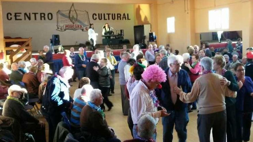 Imagen del baile ayer en el centro social de Tarrío.