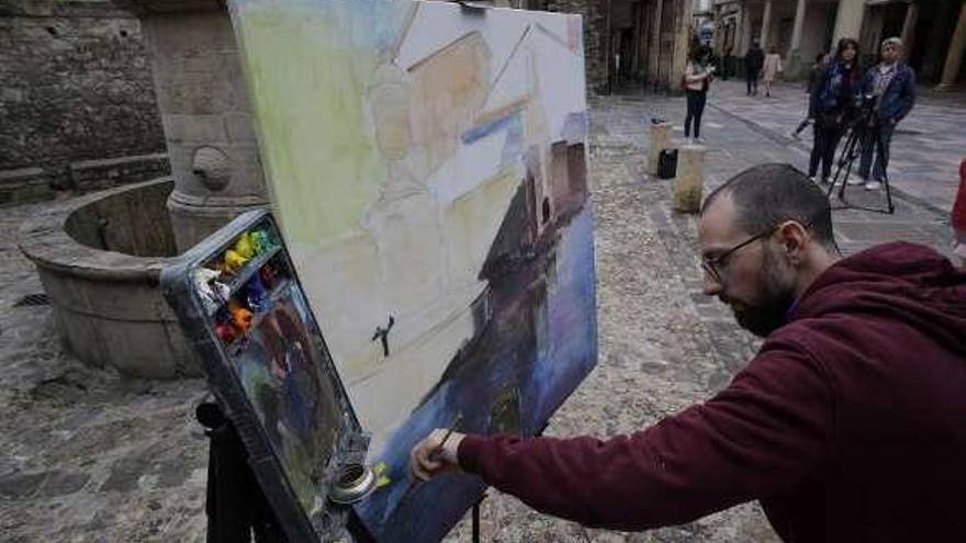 Samuel Armas, pintando un cuadro en la fuente de Rivero el año pasado.