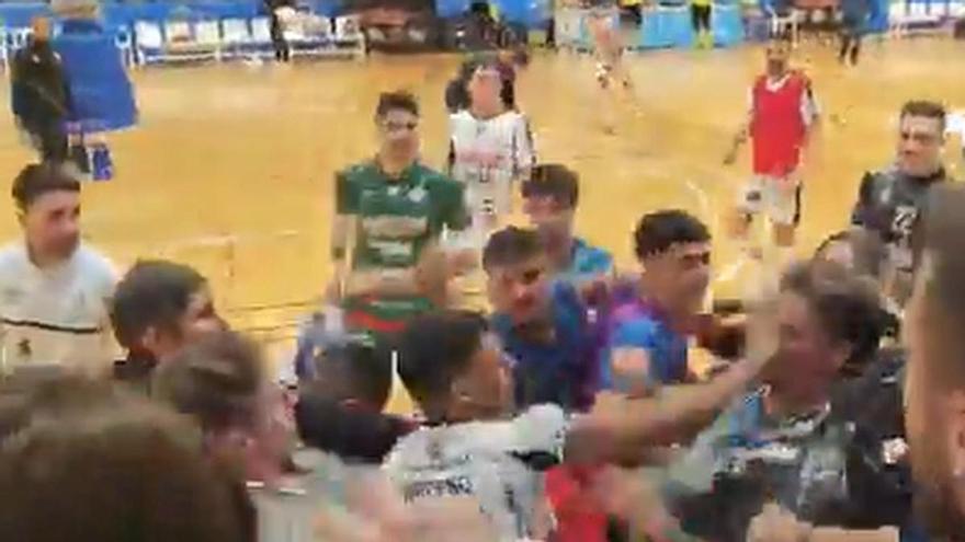 Vídeo: Brutal tangana tras el partido del Peñíscola contra el Noia
