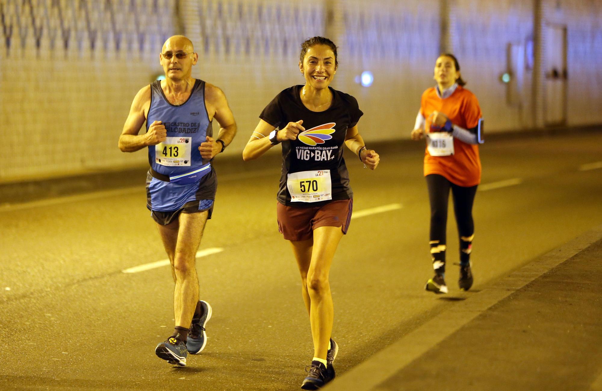 Atletas al paso de la Media Maratón de Vigo por el Túnel de Beiramar