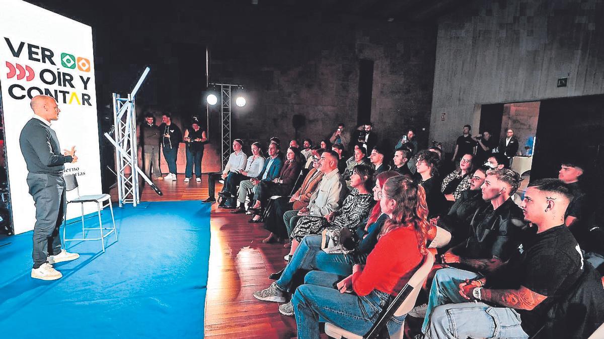 Alfonso Cabello respondiendo las preguntas de los jóvenes en el encuentro 'Ver, oír y contar'.