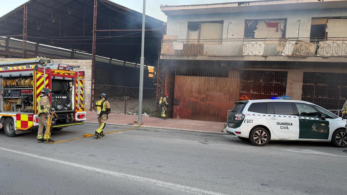 Bomberos del CEIS intervienen en el incendio de una fábrica abandonada en Archena