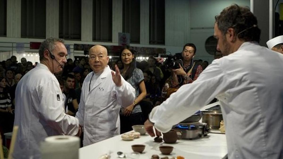 Ferran Adrià, Hiroyoshi Ishida y Albert Raurich (tras el mostrador), el sábado en el taller culinario del Salón del Manga.