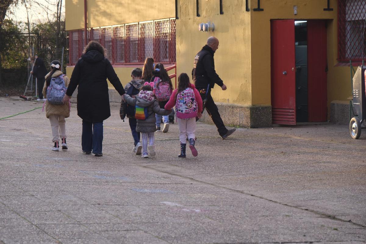 Alumnos del colegio de Suerte de Saavedra vuelven a clase tras las vacaciones de Navidad.