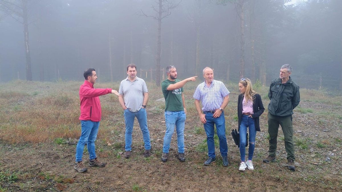 A la izquierda, David Villar y Sergio Hidalgo con ganaderos y técnicos en la visita a uno de los montes.