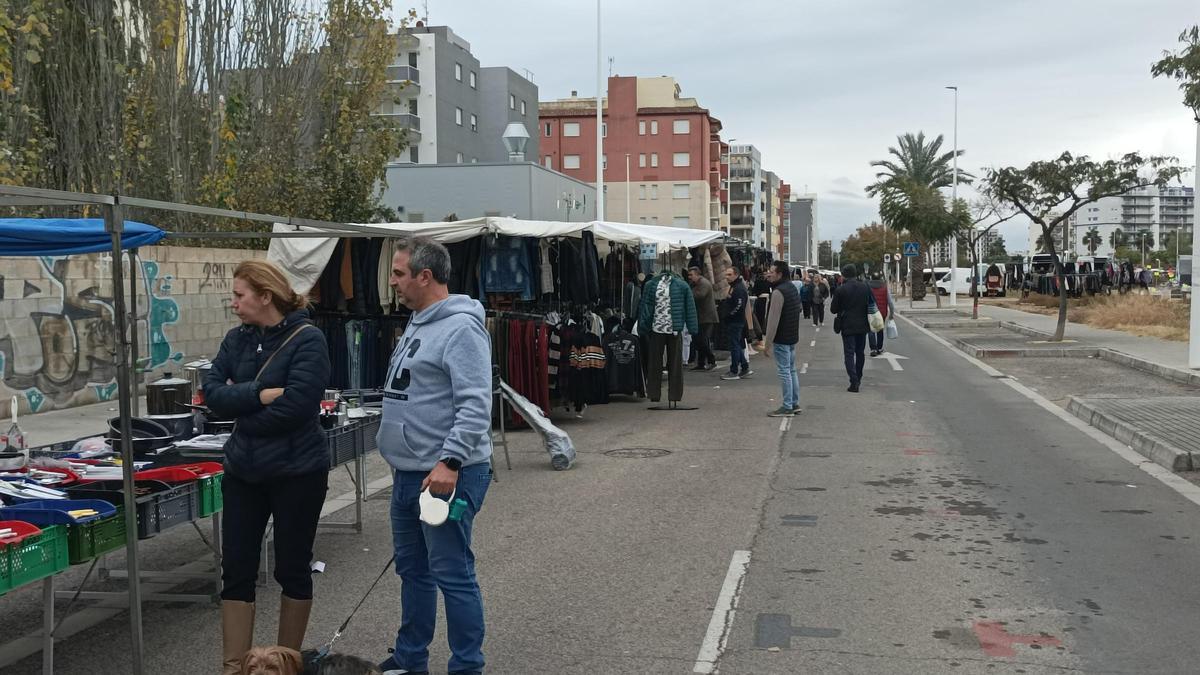 El mercado de la playa ya ha vuelto a la normalidad con todos los puestos.