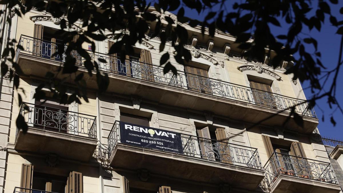 Fincas del Eixample reformadas para convertirlas en pisos de lujo.