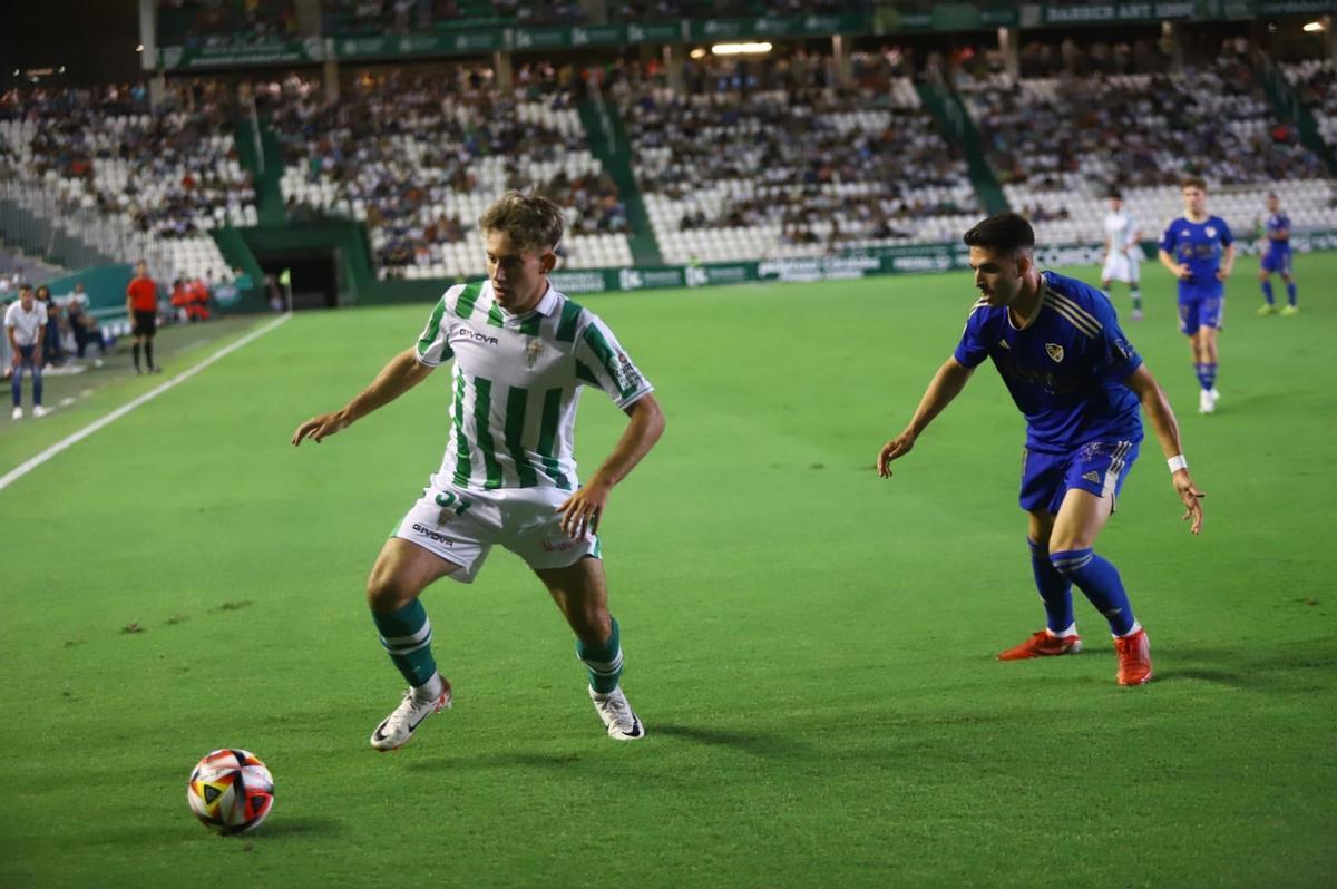 Álvaro Vázquez defiende el esférico durante el encuentro ante el Linares Deportivo.